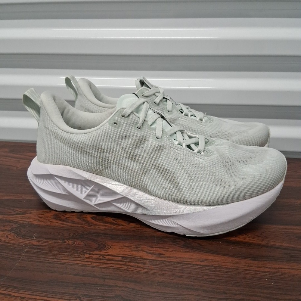 ASICS 1012B765 Womens Size 8.5 Sneakers Novablast 5 Light Mint Running Shoes